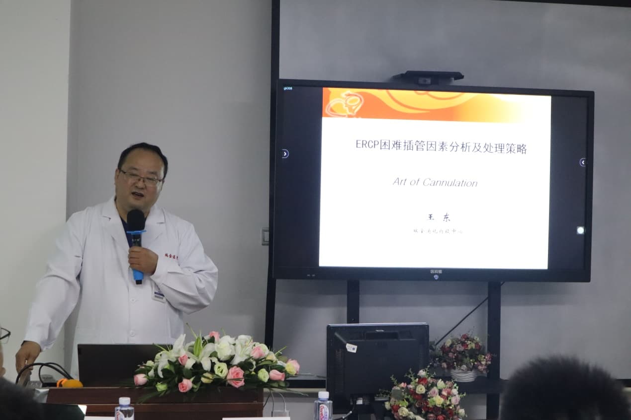  professeur Deng XIAXING; Chirurgie pancréatique et duodénale minimalement invasive & gt; Infirmière en chef Shen Rui & lt; 